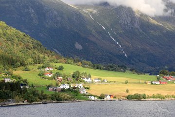 Ufer von Rosendal mit Gebirge im Hintergrund
