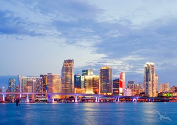 Die leuchtende Skyline von Miami am Abend, USA