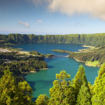 Die Zwillingsseen strahlen in grün und blau, São Miguel, Azoren