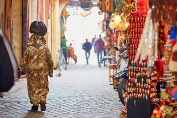 Gasse durch den Markt Marrakeschs, Marokko