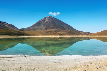 Bergsee und Vulkan Licancabur in der Atacama Wüste, Chile