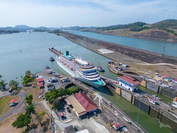 MS Amera im Panama-Kanal
