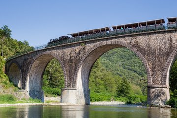Dampfzug auf einer Brücke in der Ardèche, Frankreich