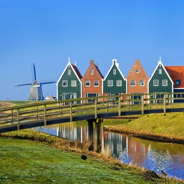 Häuser und Windmühle in Volendam, Niederlande