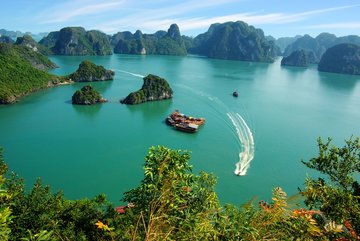 Kalksteinfelsen ragen aus dem Wasser der Halong Bucht, Vietnam