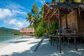 Holzhütte am Strand in Port Moresby, Papua Neuguinea