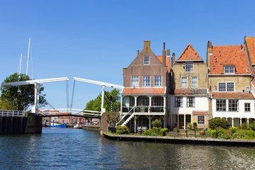 Gracht im kleinen Städtchen Enkhuizen, Niederlande