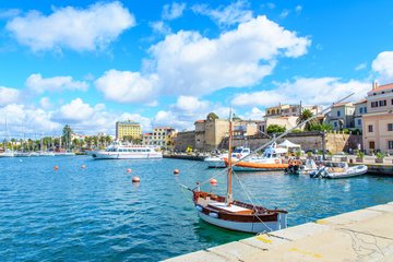 Hafenstadt Alghero auf Sardinien, Italien