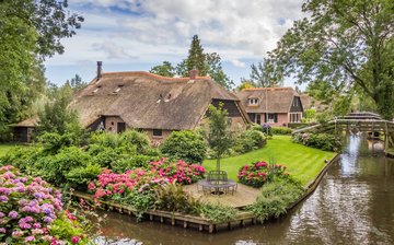 Reedgedeckte Häuser in Giethoorn, Niederlande