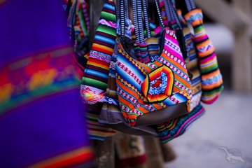 Bunte Taschen auf einem lateinamerikanischen Markt