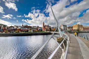 Friedensbrücke in Derry, Irland