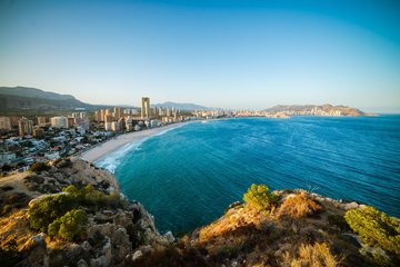 Blick auf die Stadt Benidorm und die Strandpromenade, Spanien