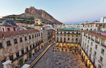 Blick auf die Stadt Alicante und die Burg Santa Bárbara, Spanien
