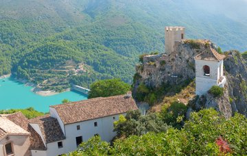 Glockenturm in Guadalest, Spanien