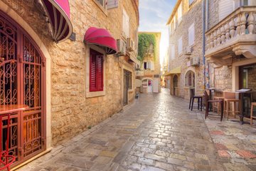 Kleine Gasse in Budva, Montenegro