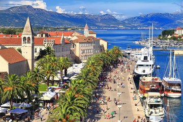 Blick auf die Uferpromenade in Trogir, Kroatien