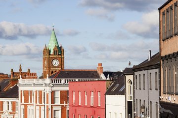Altstadt und Kirche in Derry, Irland