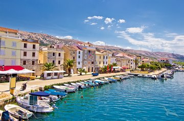 Hafen und bunte Häuser der Insel Pag, Kroatien
