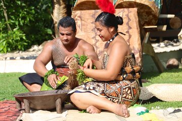 Traditionell gekleidetes Paar aus Tonga