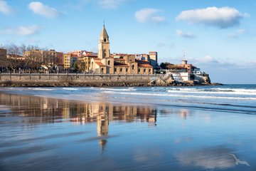 San Pedro Kirche und San Lorenzo Strand in Gijon, Spanien