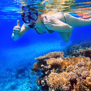 Frau schnorchelt im Meer