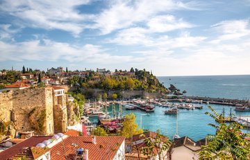 Blick auf einen kleinen Hafen bei Antalya, Türkei