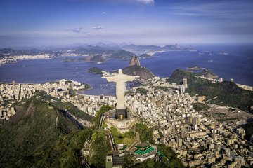 Blick über die Bucht Rio de Janeiros mit Zuckerhut, Brasilien