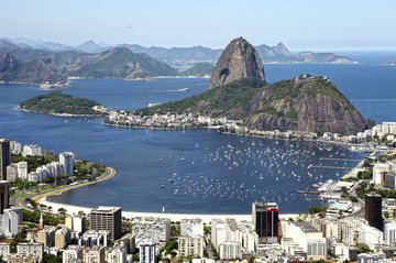 Blick über die Bucht Rio de Janeiros mit Zuckerhut, Brasilien