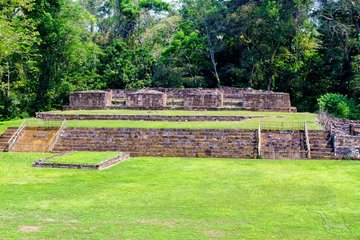 Acropolis der Ausgabrungsstätte Quirigua, Guatemala