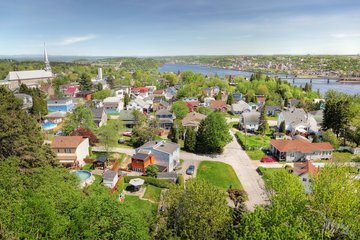 Blick über die kleine Stadt Saguenay und Umland, Kanada
