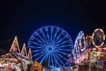 Bunt beleuchteter Weihnachtsmarkt in Rostock, Deutschland