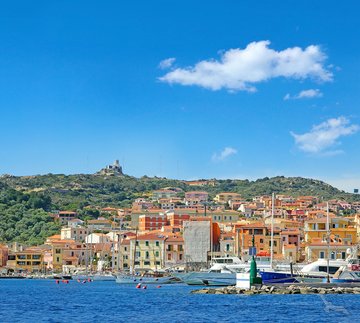 Blick auf den Hafen und die Insel La Maddalena, Sardinien, Italien