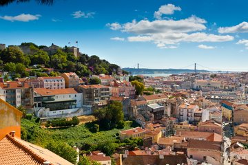 Die Altstadt Lissabons mit der Brücke des 25. April, Portugal