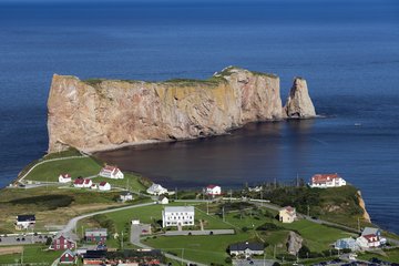 Der imposante Kalksteinfelsen Rocher Percé, Kanada