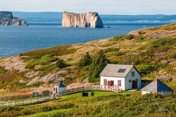 Der imposante Kalksteinfelsen Rocher Percé, Kanada