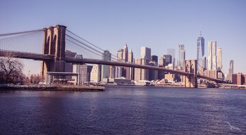 Manhattan Skyline und Brooklyn Bridge, USA