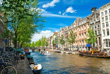 Gracht in Amsterdam mit Hollandrädern am Rand, Niederlande