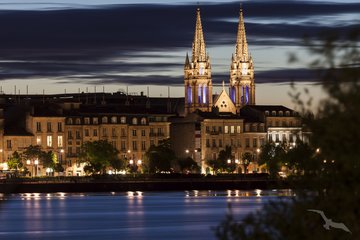 Beleuchtetes Ufer von Bordeaux bei Nacht, Frankreich