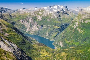 Blick auf den Geirangerfjord und den Dalsnibba, Norwegen