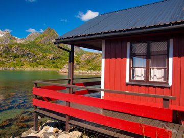 Rotes Haus an der Küste von Molde, Norwegen