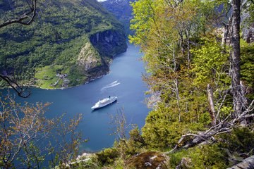Kreuzen im Geirangerfjord, Norwegen