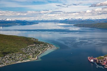 Ausblick auf die Bucht und die Stadt Narvik, Norwegen