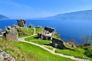 Blick über das Loch Ness in Schottland