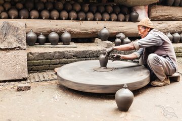 Asiate beim traditionellen Töpfern
