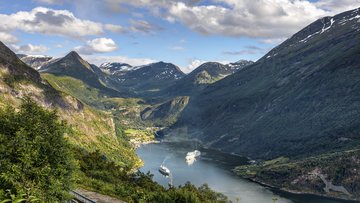 Blick von der Adlerkehre auf den Geirangerfjord und Dalsnibba, Norwegen