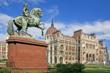 Parlament von Budapest mit dem eindrucksvollen Denkmal von Ferenc Rákóczi II, Ungarn