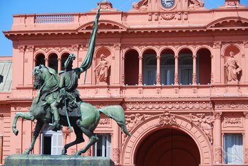 Reiter-Statue vor dem Casa Rosada in Argentinien