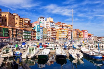 Fischerboote im Hafen von Bermeo, Spanien