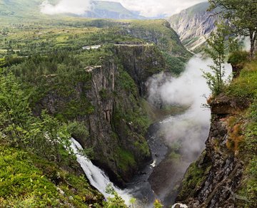 Blick auf den Wasserfall Vøringsfossen und die grüne Landschaft von Eidfjord, Norwegen