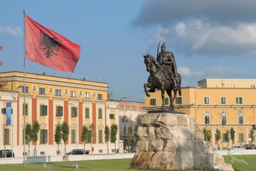 Statue auf dem Skaderbergplatz in Tirana, Albanien